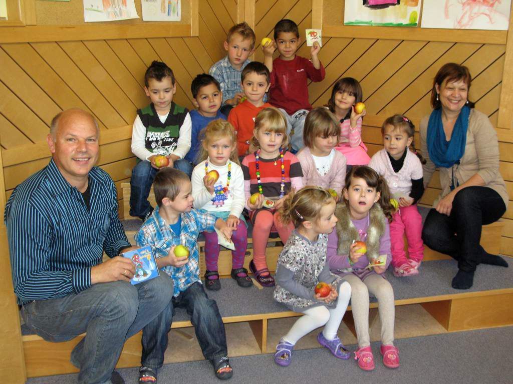 Die Kindergärtler hatten mit Dietmar und Brigitte Madlener ihre Gaude. Die Kindergärtler hatten mit Dietmar und Brigitte Madlener ihre Gaude.