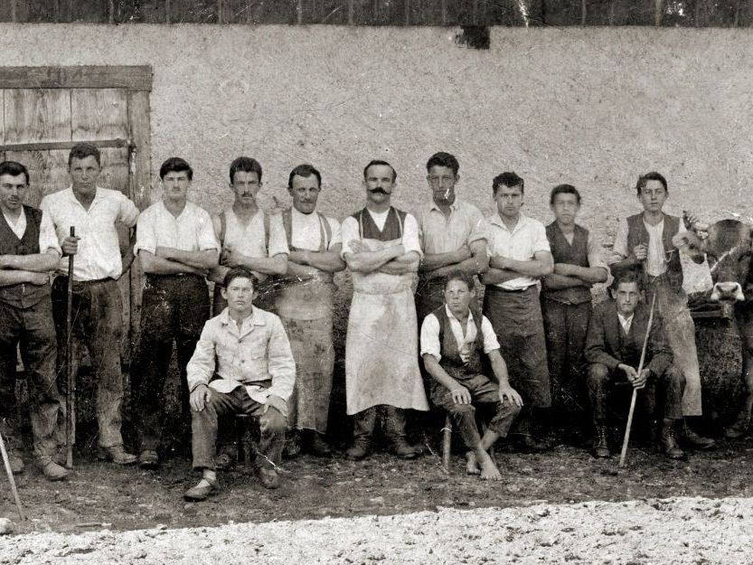 Ein Bild aus dem Jahr 1927 mit Älpler und Sennen im Nenzinger Himmel.