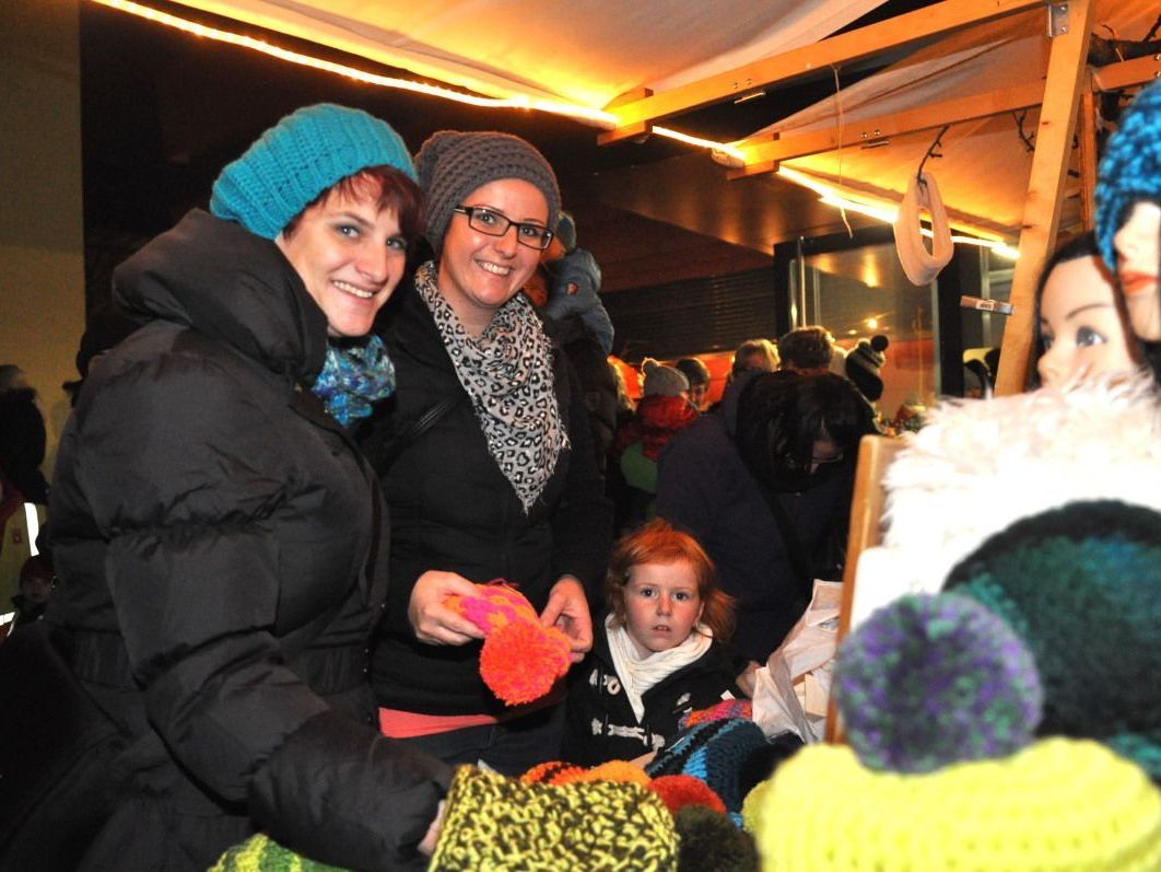 Anett und Sabine genossen es, im tollen Angebot des Altacher Weihnachtsmarktes zu stöbern. Anett und Sabine genossen es, im tollen Angebot des Altacher Weihnachtsmarktes zu stöbern.