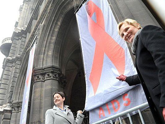 Zum Welt-AIDS-Tag ein großes Red Ribbon am Rathaus anzubringen, hat in Wien bereits Tradition