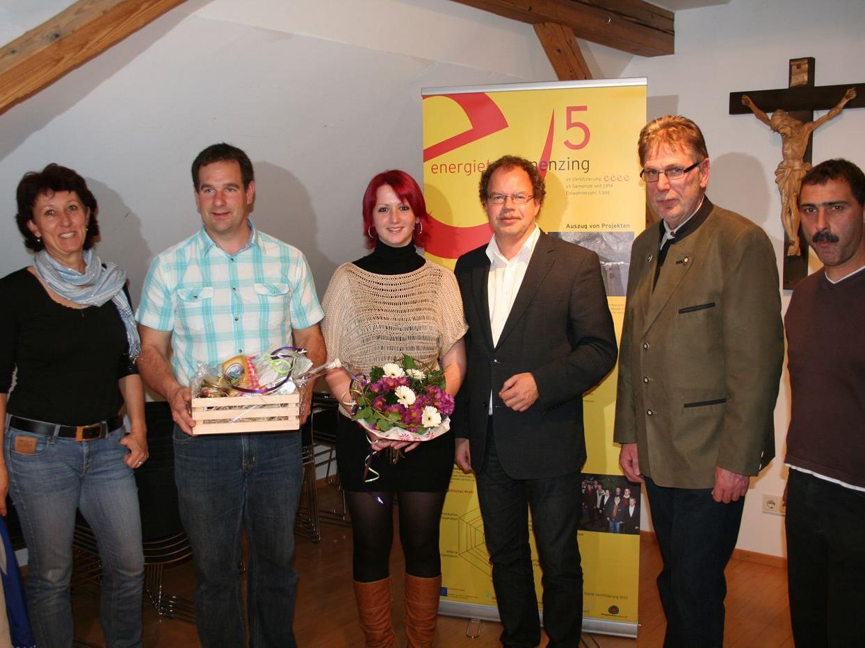 Bürgermeister Florian Kasseroler, Vize Herbert Greussing und die Schweizer Gäste mit Geißen-Königin Andrea.