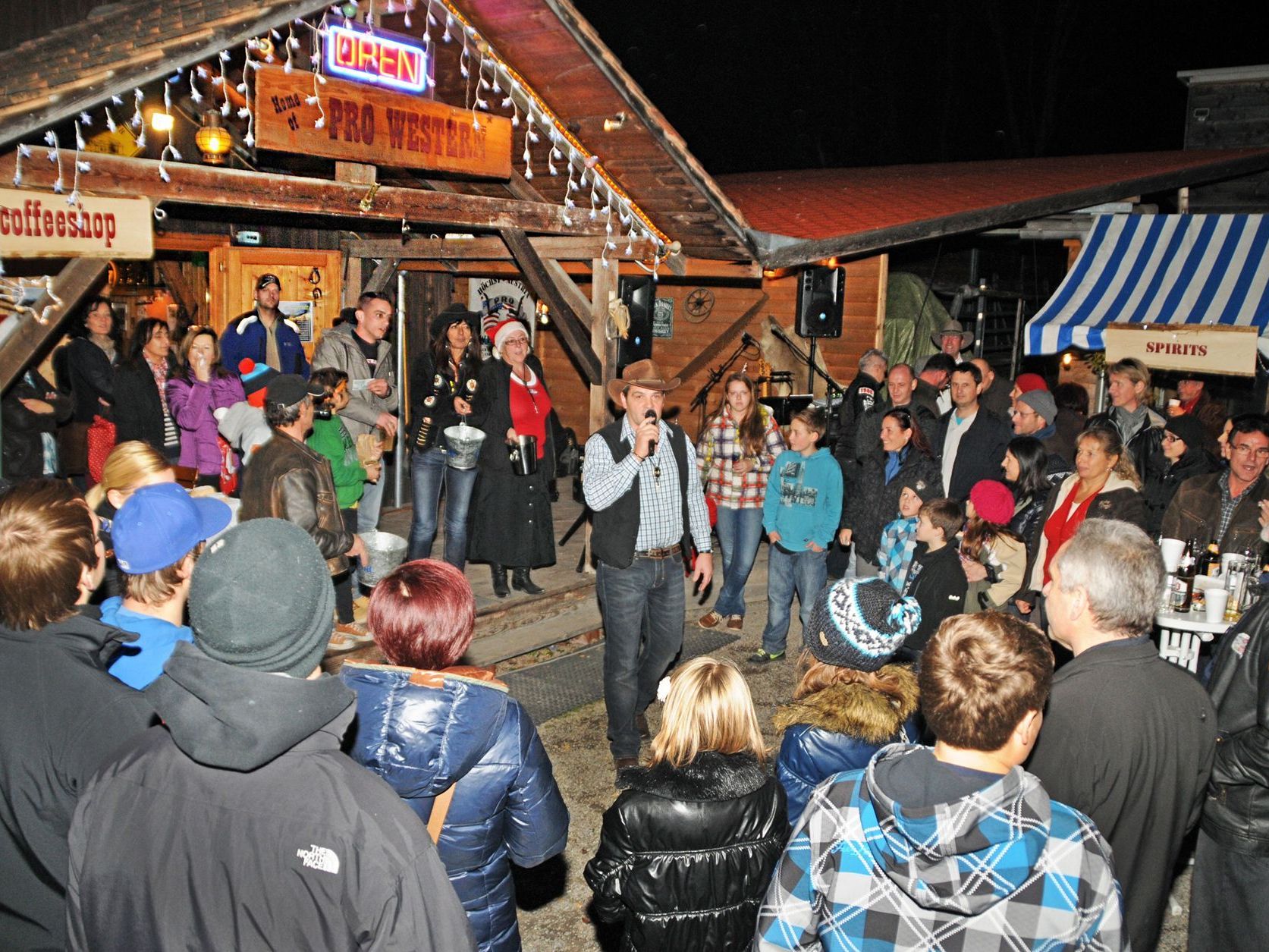 Viel Publikum beim Weihnachtsmärktle von Pro Western Höchst. Viel Publikum beim Weihnachtsmärktle von Pro Western Höchst.