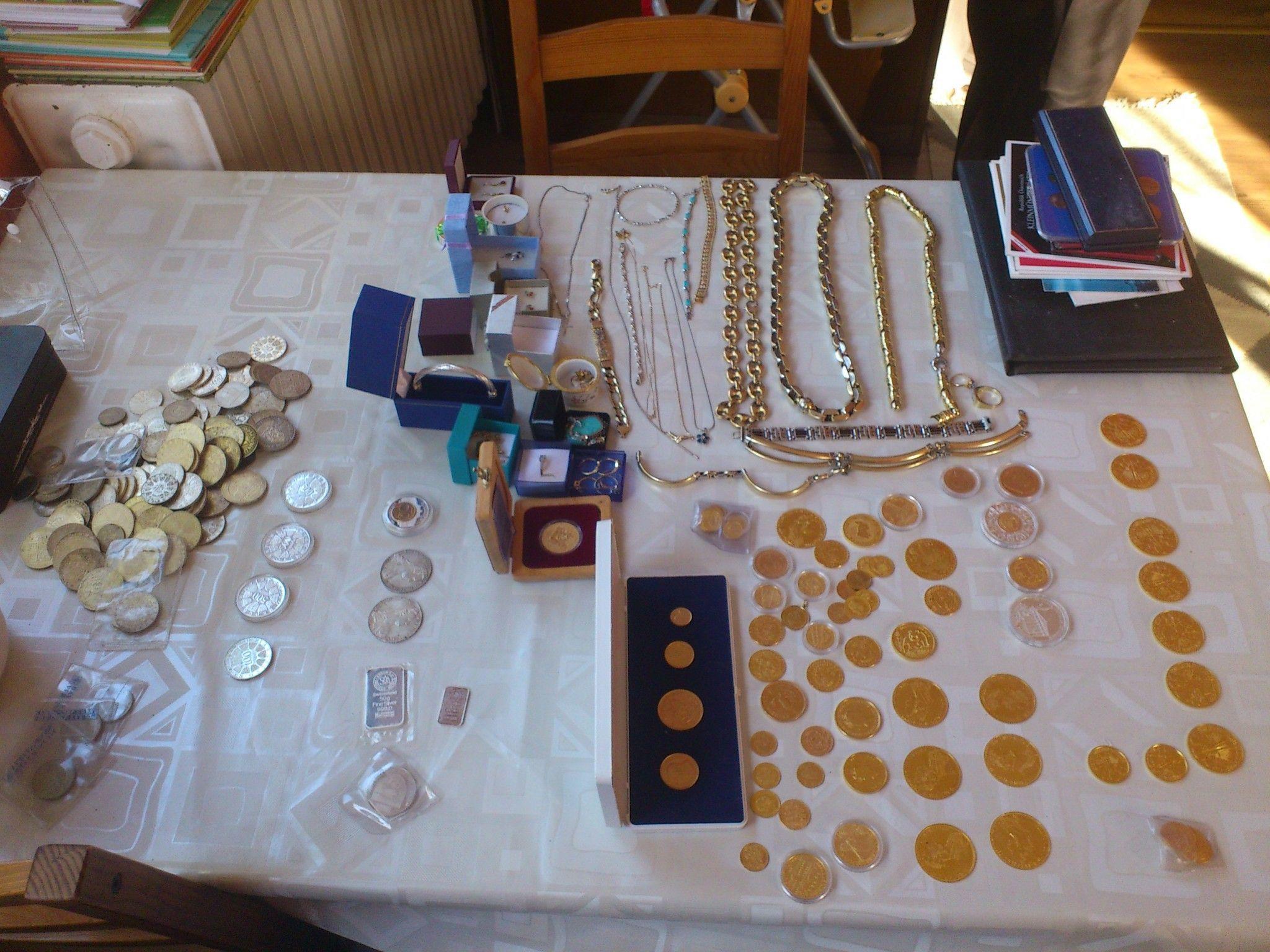 Die Einbrecherbanden erbeuteten Schmuck, Münzen und andere Wertgegenstände.