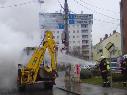 Auf der Wagramer Straße brannte am Freitagvormittag ein Bagger.