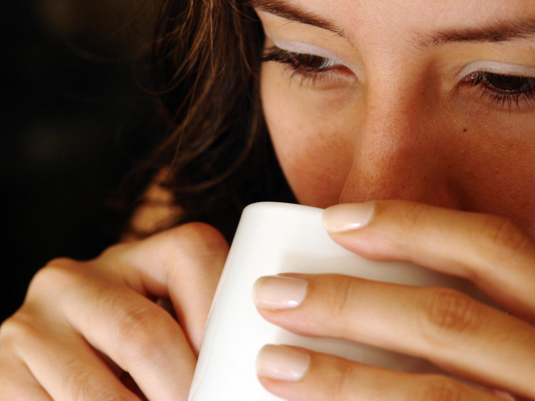 Einer Studie zufolge fallen positive Wörter schneller auf, wenn der Leser Kaffee getrunken hat. Einer Studie zufolge fallen positive Wörter schneller auf, wenn der Leser Kaffee getrunken hat.