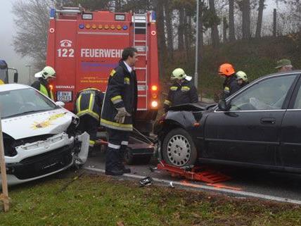 Drei Personen wurden bei dem Unfall mit dem Fahrschulauto im Bezirk Baden verletzt.