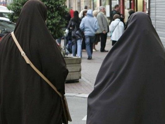 Der Gefängnisinsasse floh in Frauenkleidern. Der Gefängnisinsasse floh in Frauenkleidern.
