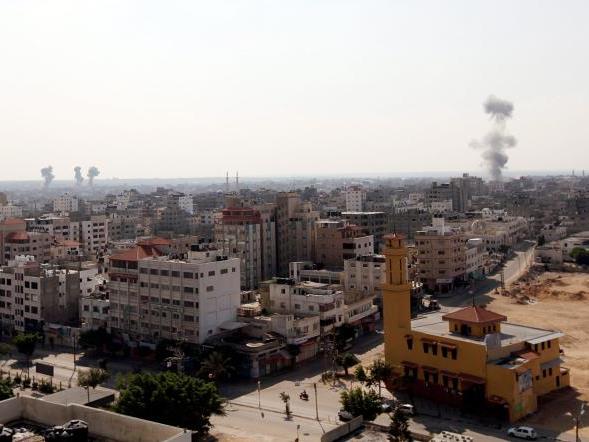 Rauch steigt über dem Gaza auf. Laut Medienberichten bereitet sich Israel auf eine Offensive vor.