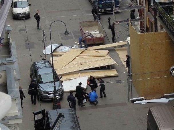 Am Mittwochvormittag stürzte ein Baugerüst in der Wiener Innenstadt auf einen Fußgänger.
