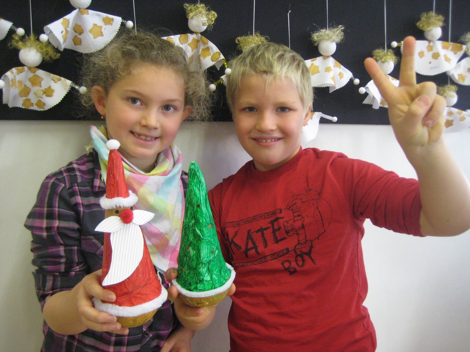 Im Werkunterricht der 2 a Klasse entstehen bewegliche Nikoläuse und Tannenbäume. Im Werkunterricht der 2 a Klasse entstehen bewegliche Nikoläuse und Tannenbäume.