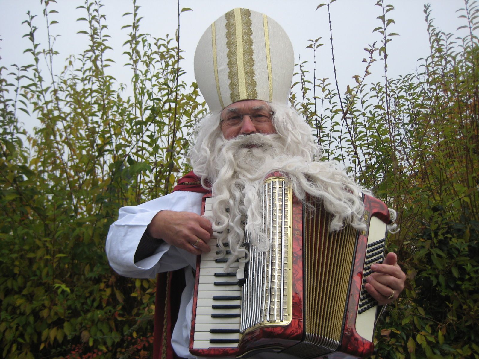 Auch heuer in Rankweil unterwegs ist der auf seiner Handorgel spielende Nikolaus. Auch heuer in Rankweil unterwegs ist der auf seiner Handorgel spielende Nikolaus.