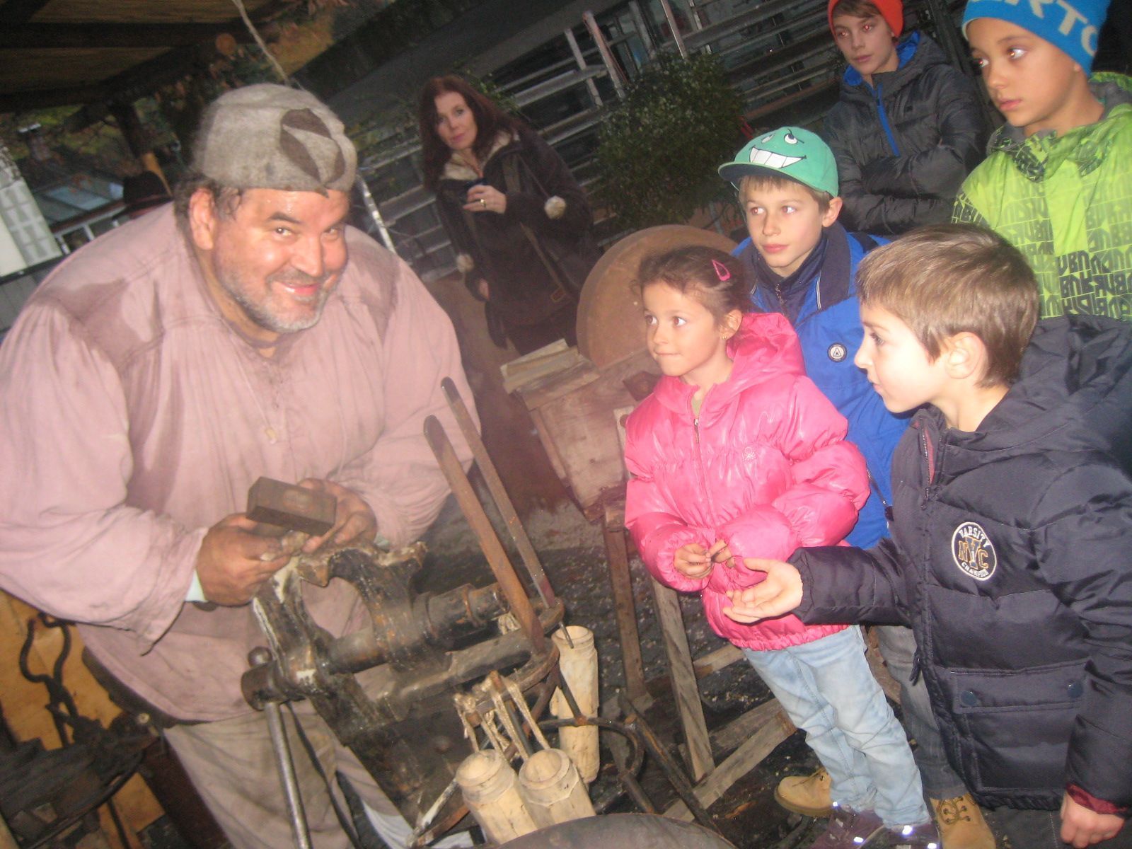 Die Kids liessen sich ihre eigenen Münzen schmieden und polierten diese mit Eifer. Die Kids liessen sich ihre eigenen Münzen schmieden und polierten diese mit Eifer.