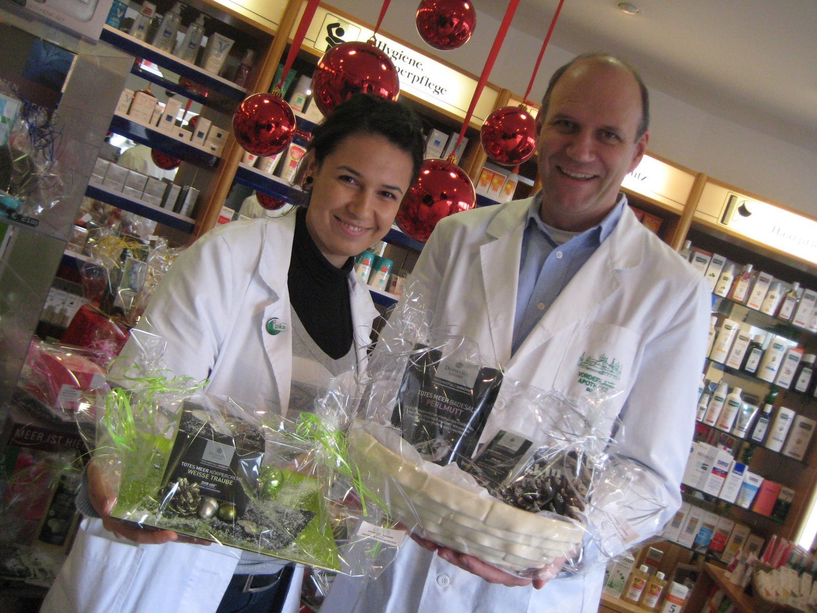 Das Team der Vorderland Apotheke stellt gerne individuelle glamouröse Geschenke-Sets zusammen Das Team der Vorderland Apotheke stellt gerne individuelle glamouröse Geschenke-Sets zusammen