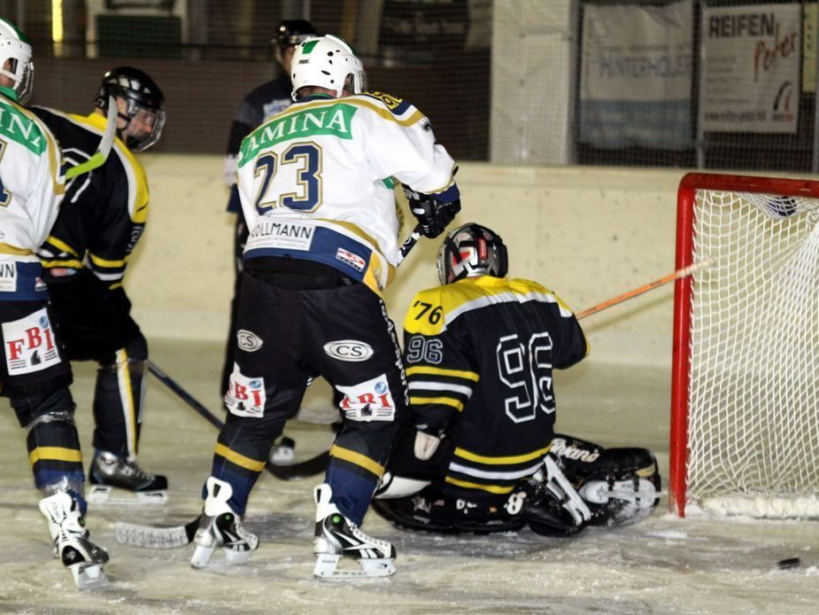 Walter Buaba unterlag den AH EC Dornbirn-Cracks und schied im Pokalbewerb aus. Walter Buaba unterlag den AH EC Dornbirn-Cracks und schied im Pokalbewerb aus.