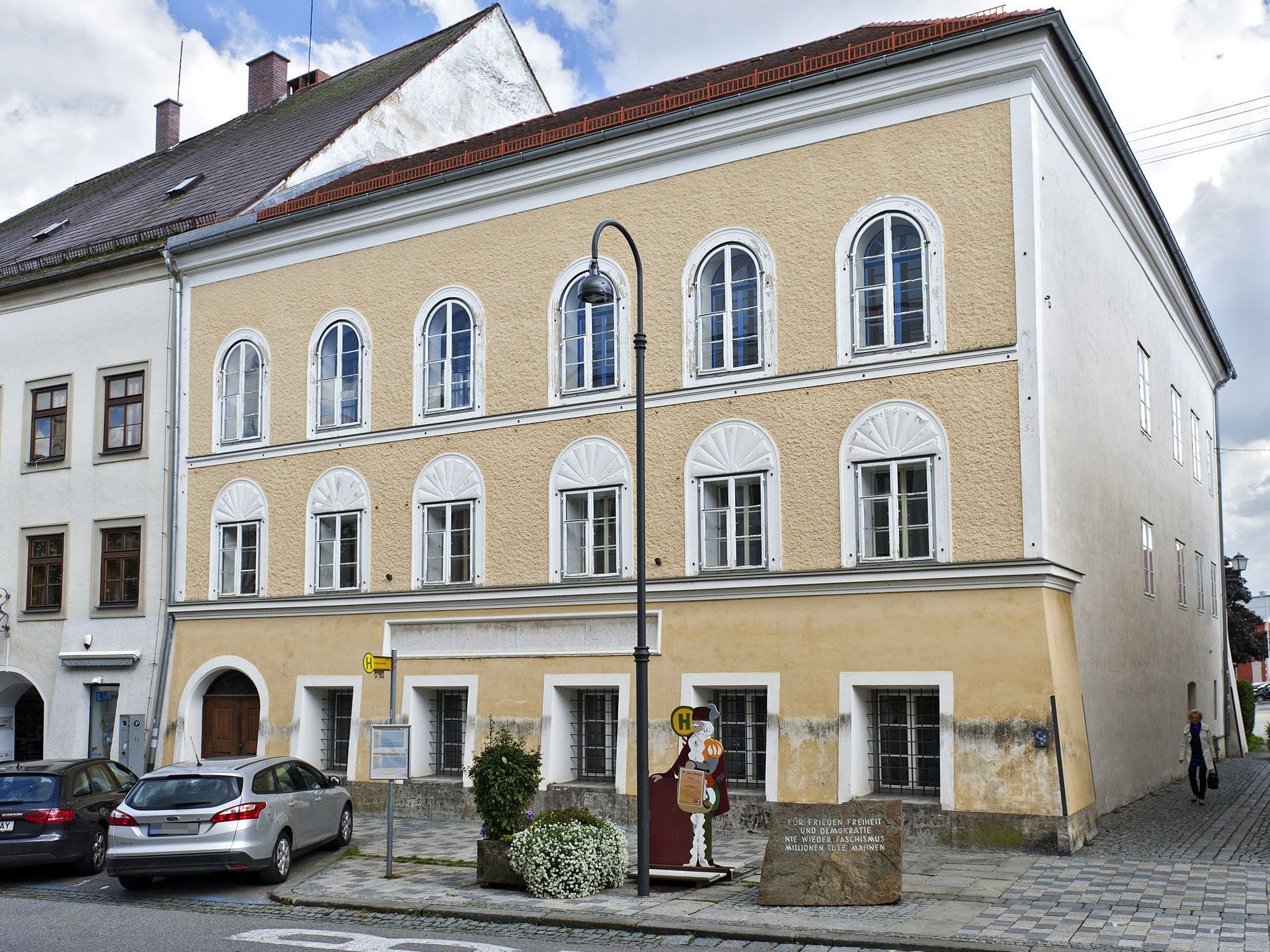 Das Geburtshaus Adolf Hitlers in Braunau. Wenn es um Klinzewitsch geht, soll es dem Erdboden gleichgemacht werden. Das Geburtshaus Adolf Hitlers in Braunau. Wenn es um Klinzewitsch geht, soll es dem Erdboden gleichgemacht werden.