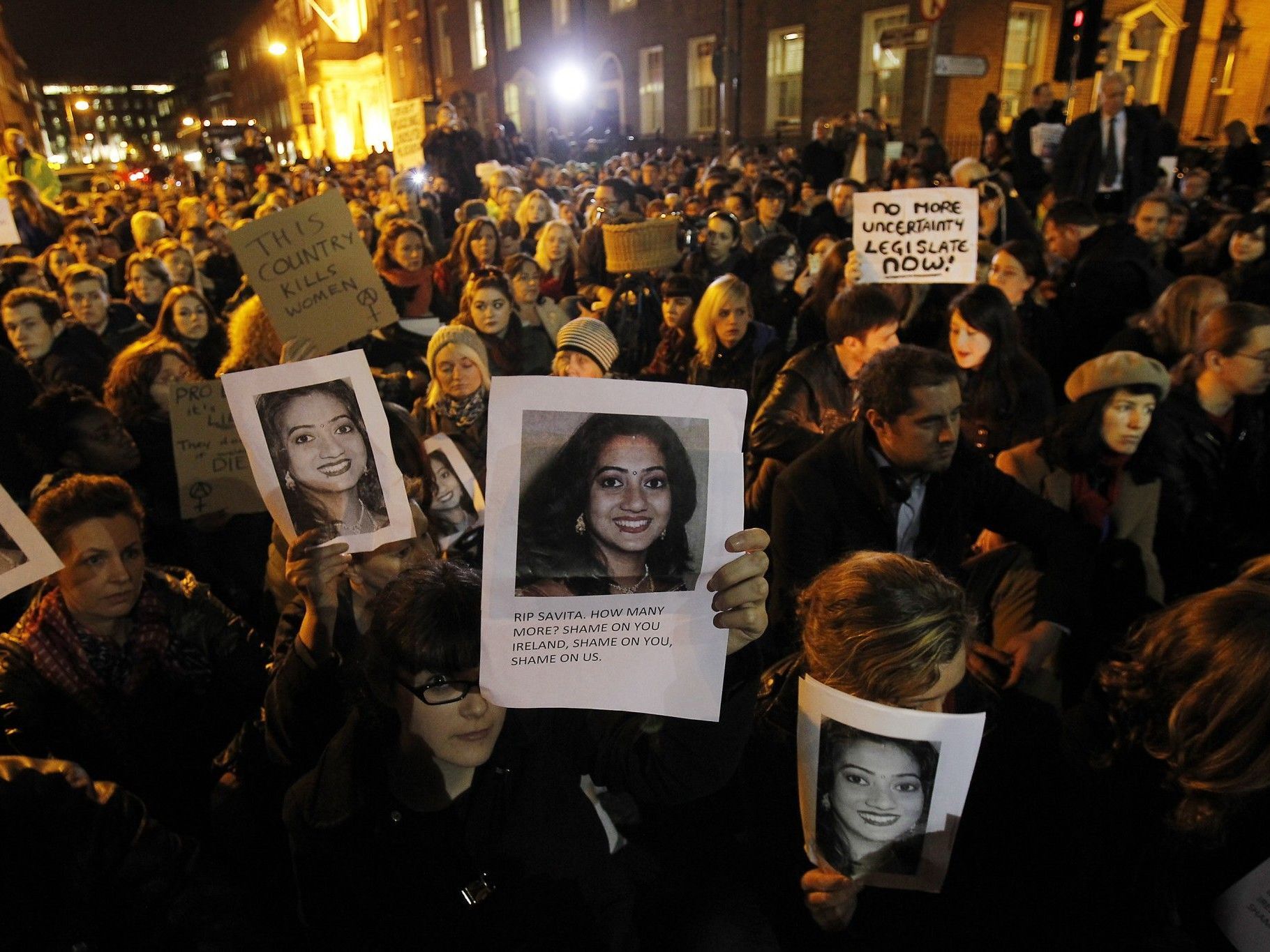 Trotz beginnender Fehlgeburt wurde Savita Halappanavar eine Abtreibung verweigert. Sie starb. Trotz beginnender Fehlgeburt wurde Savita Halappanavar eine Abtreibung verweigert. Sie starb.