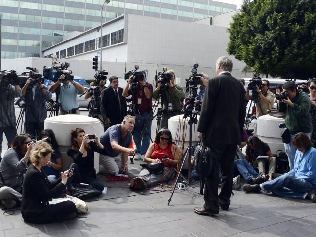 Der Verteidiger des Angeklagt vor versammelter Presse Der Verteidiger des Angeklagt vor versammelter Presse