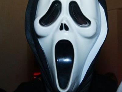 Eine 35-jährige Welserin verwechselte Halloween-Maskierte mit Einbrechern.