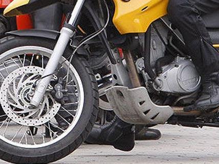 Leicht verletzt wurde ein Motorradlenker in Wien-Leopoldstadt am Donnerstag.