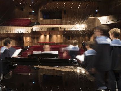 Am Dienstagabend fand das erste Konzert im neuen Konzertsaal "MuTh" statt. Am Dienstagabend fand das erste Konzert im neuen Konzertsaal "MuTh" statt.