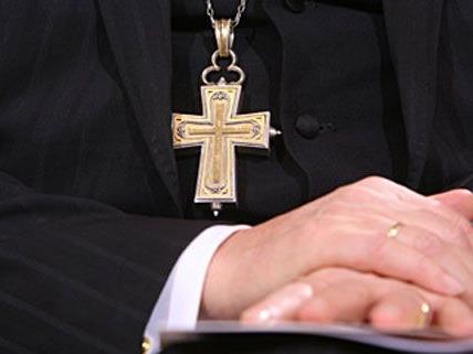 Nach Missbrauchsvorwürfen gegen einen Pfarrer aus Traiskirchen dauern die Ermittlungen an.