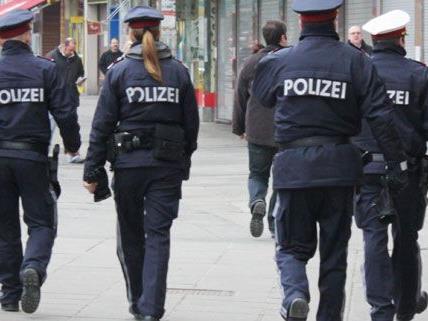 Eine Polizsitin wurde am Montag auf der Quellenstraße in Wien-Favoriten verletzt.