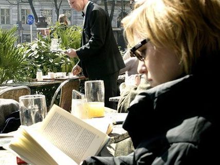 Auch bei niedrigeren Temperaturen sitzen einige Gäste gerne im Schanigarten.