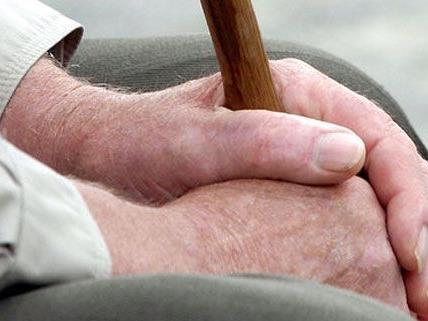 Einsamkeit und Isolation machen Senioren oftmals zu leichten Raubopfern.