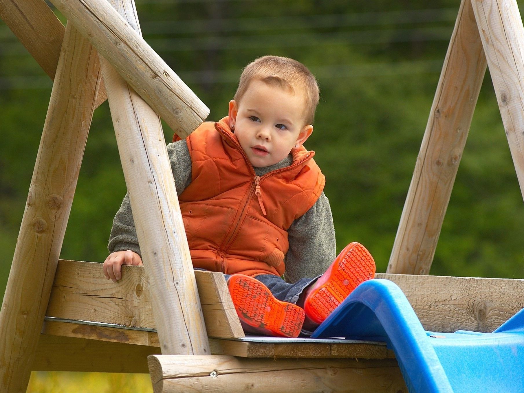 In Lenzing im Bezirk Vöcklabruck wurde unter anderem der Kletterturm eines Spielplatzes angesägt. In Lenzing im Bezirk Vöcklabruck wurde unter anderem der Kletterturm eines Spielplatzes angesägt.