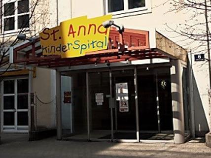 Ein Baustellenaufzug stürzte auf das Portal des St. Anna Kinderspitals in Wien.