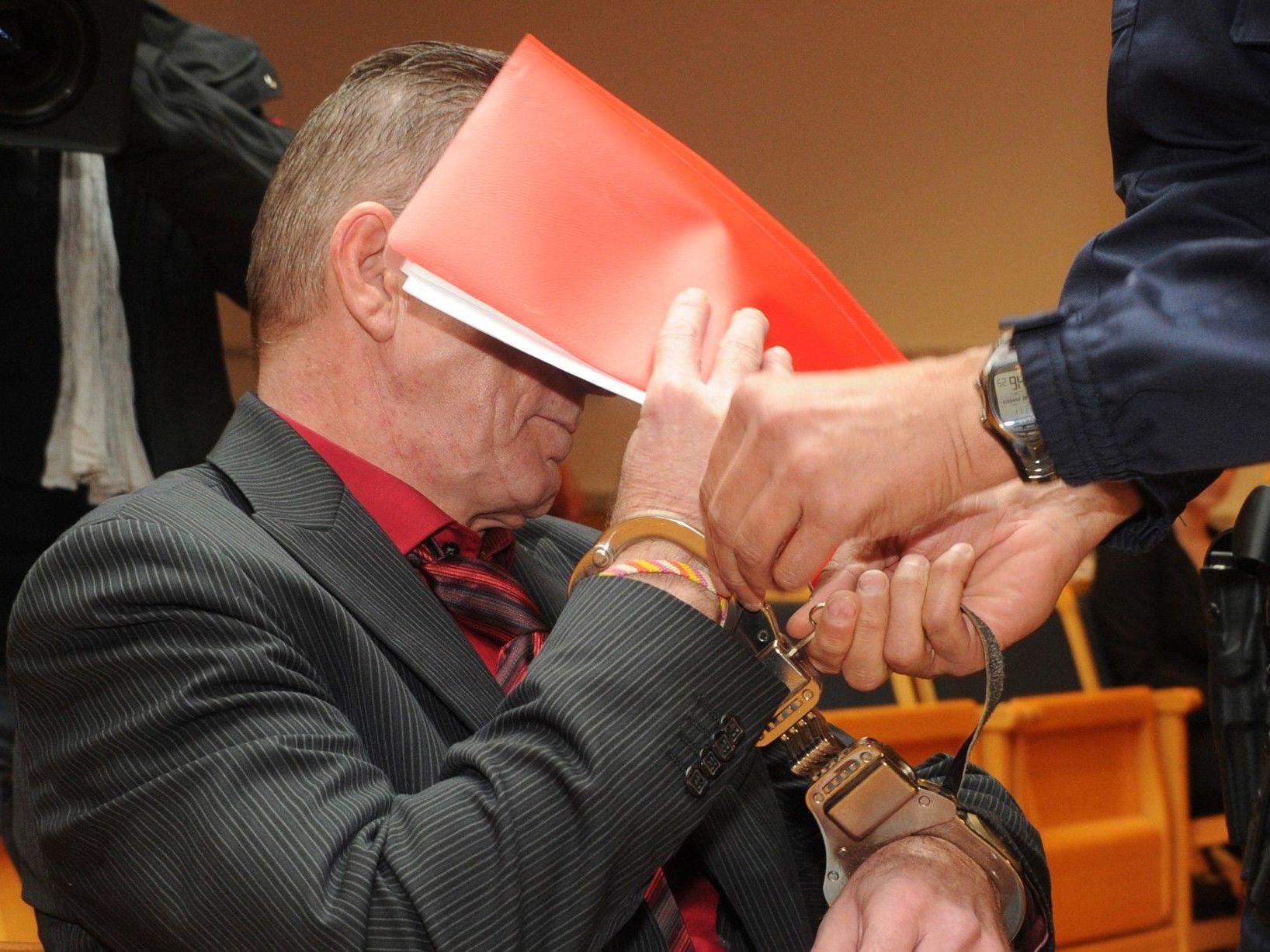 Die Geschwornen sprachen den 52-Jährigen unter anderem wegen mehrfachen Mordversuches schuldig. Die Geschwornen sprachen den 52-Jährigen unter anderem wegen mehrfachen Mordversuches schuldig.