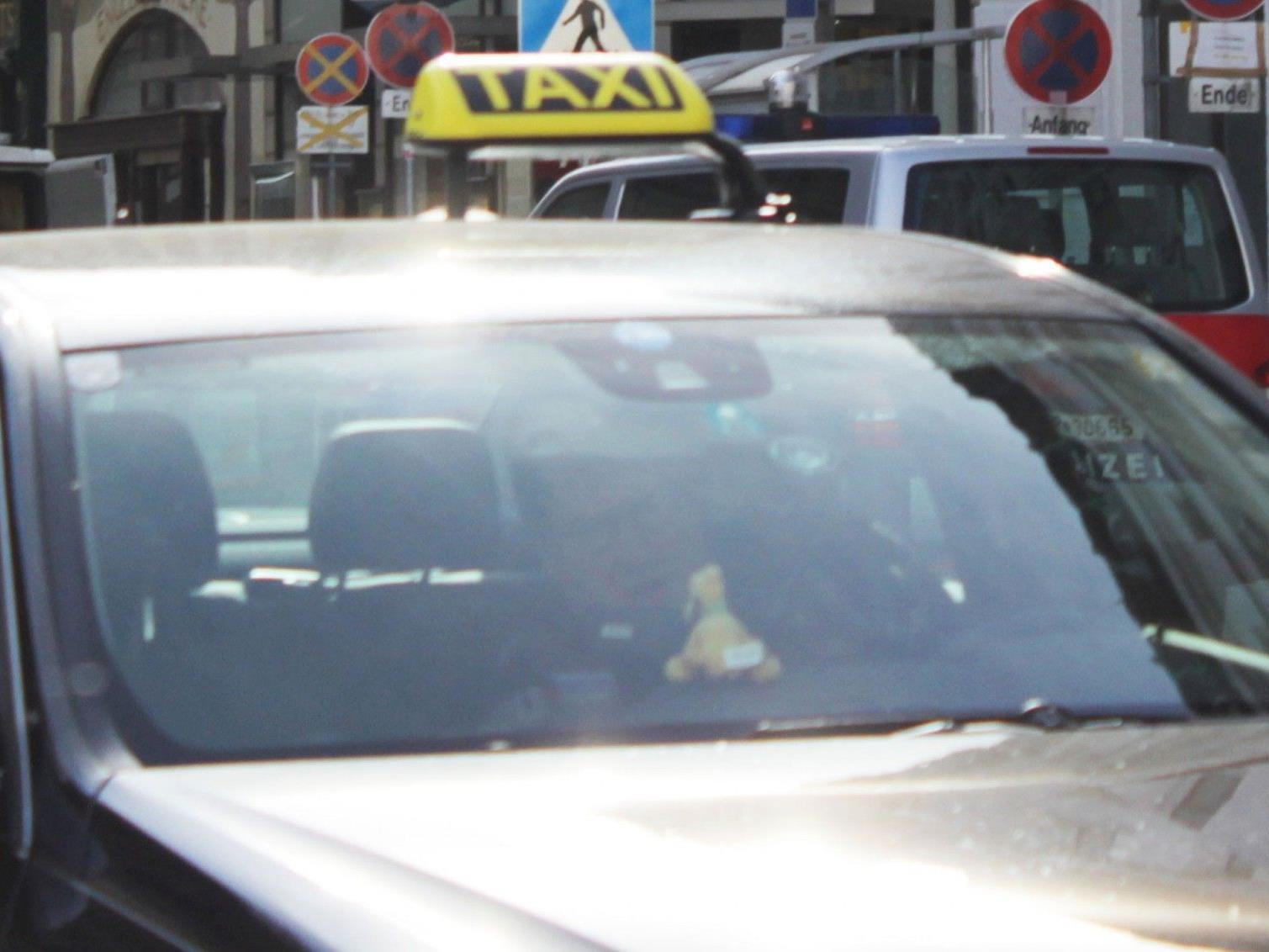 Taxilenker und Fahrgast haben den Vorfall unterschiedlich geschildert.