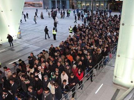 Am Donnerstagvormittag standen die Kunden vor dem neuen Einkaufszentrum Schlange.