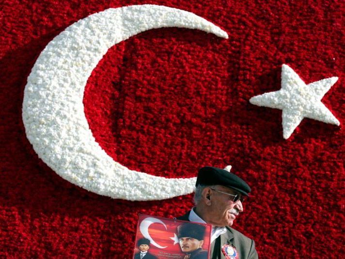 Dieser Mann mit einem Bild von Atatürk trägt einen Mütze - und verstösst damit gegen das Gesetz. Dieser Mann mit einem Bild von Atatürk trägt einen Mütze - und verstösst damit gegen das Gesetz.
