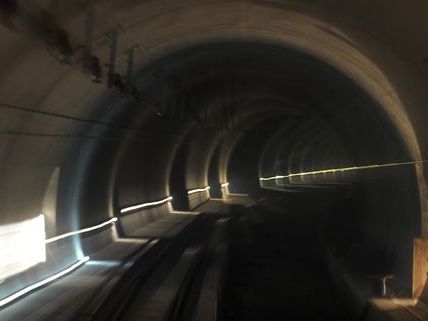 Insbesondere im Tunnel spielt die Sicherheit auf der neuen Hochleistungsstrecke der ÖBB eine Rolle. Insbesondere im Tunnel spielt die Sicherheit auf der neuen Hochleistungsstrecke der ÖBB eine Rolle.