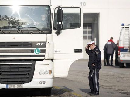 Nach dem tödlichen Unfall in Wien-Simmering wurde der LKW-Lenker festgenommen. Nach dem tödlichen Unfall in Wien-Simmering wurde der LKW-Lenker festgenommen.
