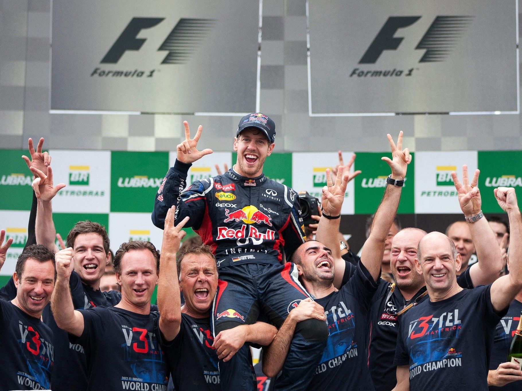 Sebastian Vettel nach seinem Hattrick-Triumph in Sao Paulo. Sebastian Vettel nach seinem Hattrick-Triumph in Sao Paulo.