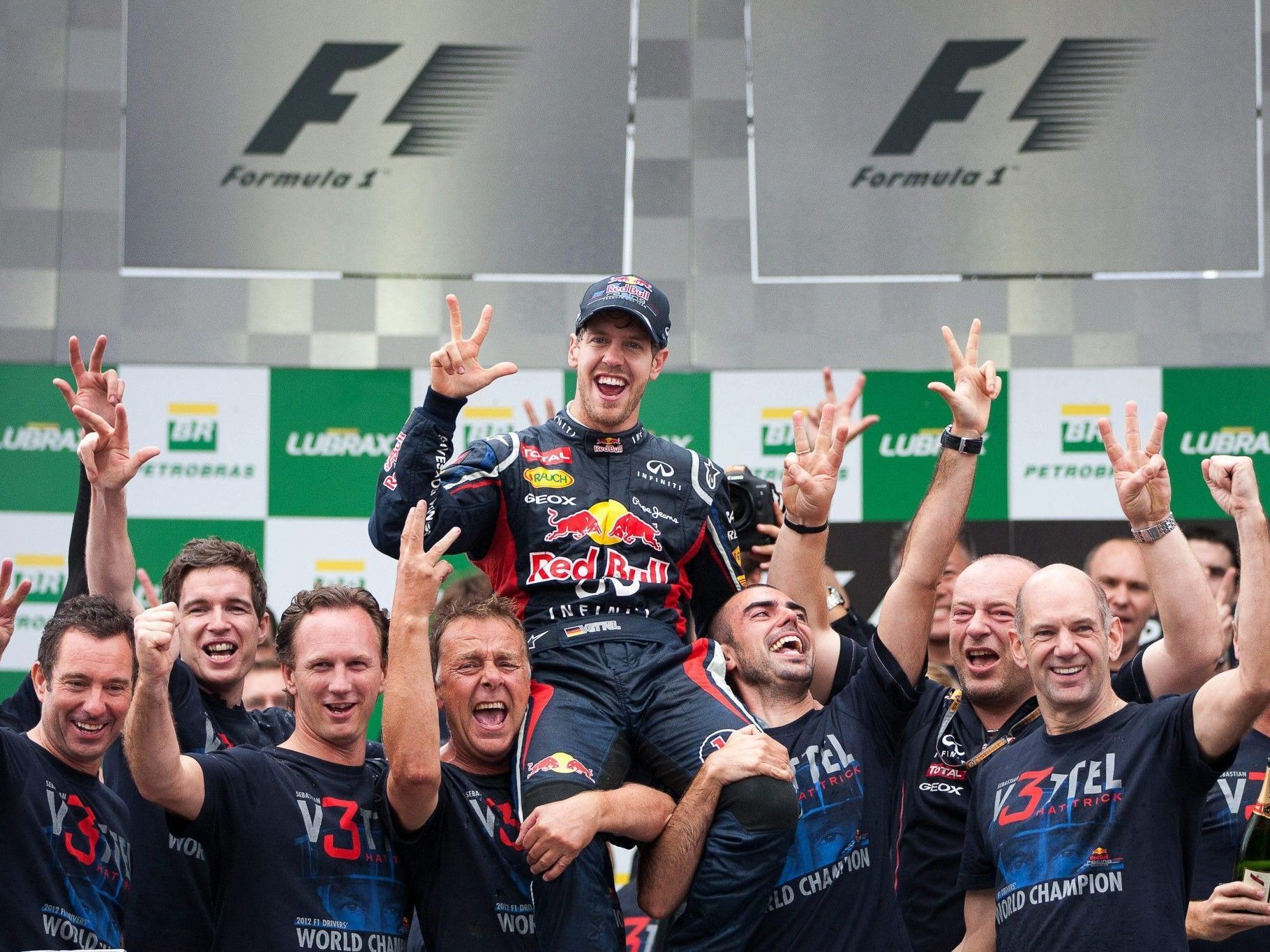 Sebastian Vettel nach seinem Hattrick-Triumph in Sao Paulo.