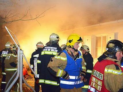 Aus einem brennenden Haus in Breitenfurt wurde am Donnerstagabend eine Frau gerettet.