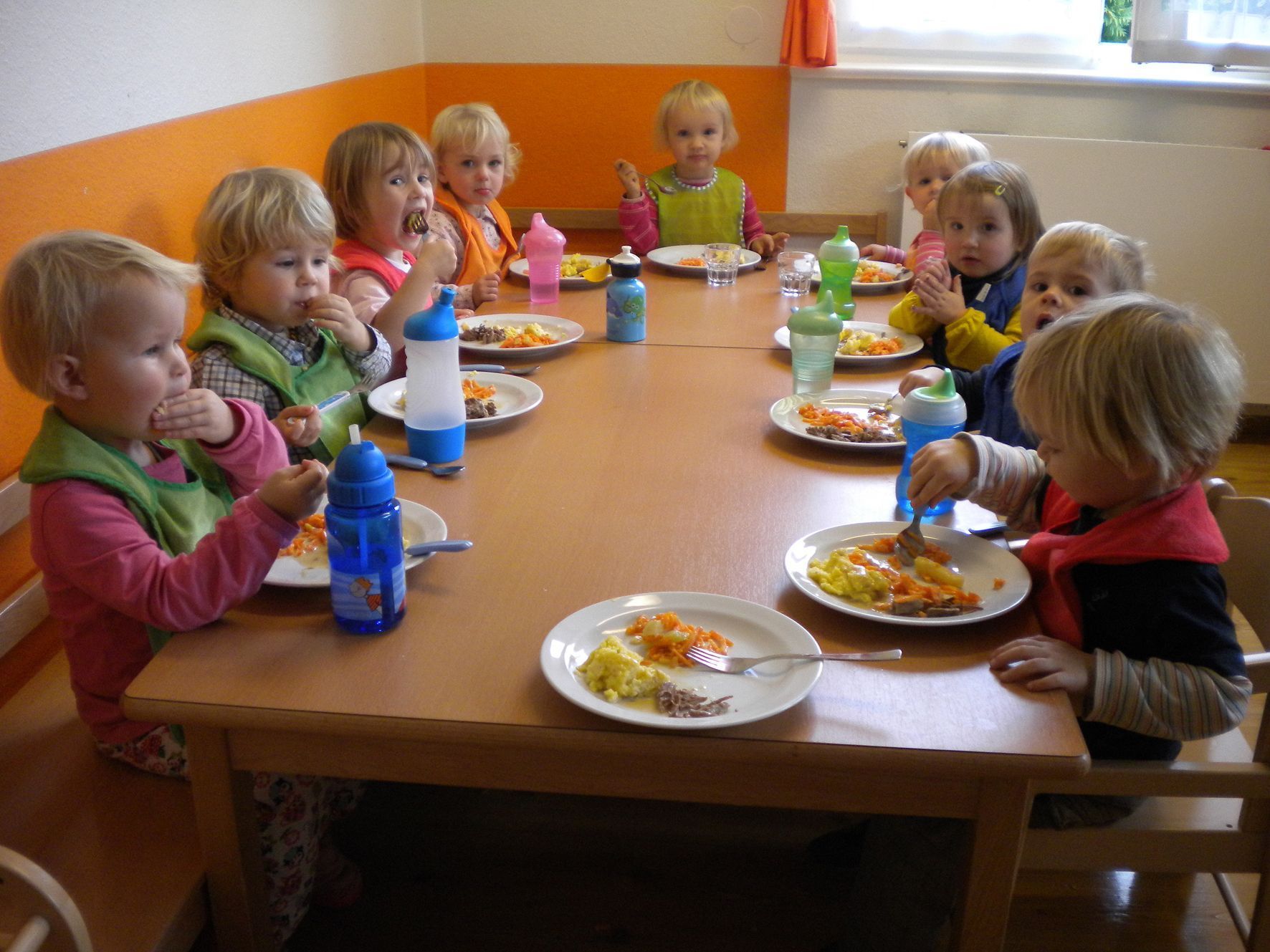 Das gemeinsame Mittagessen ist ein Fixpunkt im Betreuungsalltag Das gemeinsame Mittagessen ist ein Fixpunkt im Betreuungsalltag