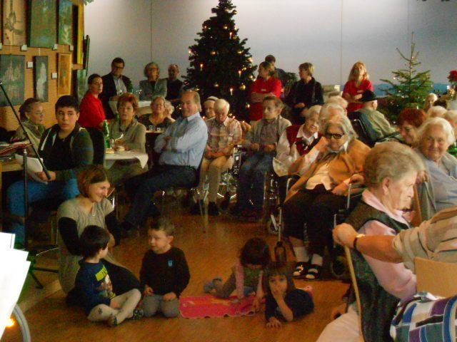 jung und alt freuten sich bei der Weihnachtsfeier im Sozialzentrum Weidach Bregenz jung und alt freuten sich bei der Weihnachtsfeier im Sozialzentrum Weidach Bregenz