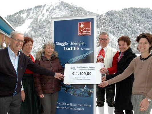 Günter Berchtold (4. v. li.) übergab 1.100 Euro an die Walser Sozialdienste. Günter Berchtold (4. v. li.) übergab 1.100 Euro an die Walser Sozialdienste.