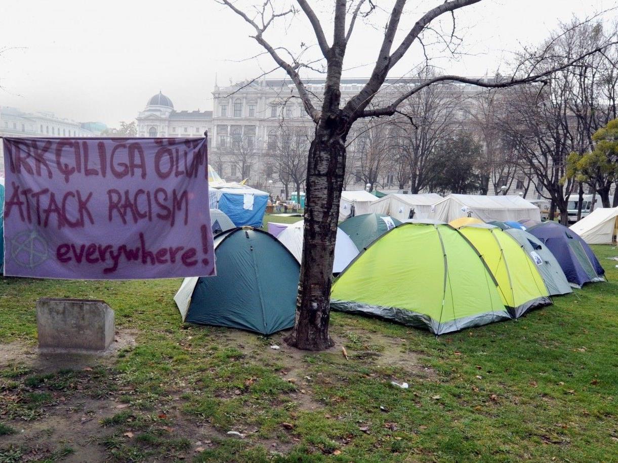 Das Flüchtlings-Zeltlager vor der Wiener Votivkirche wurde in der Nacht auf Freitag von der Polizei geräumt.