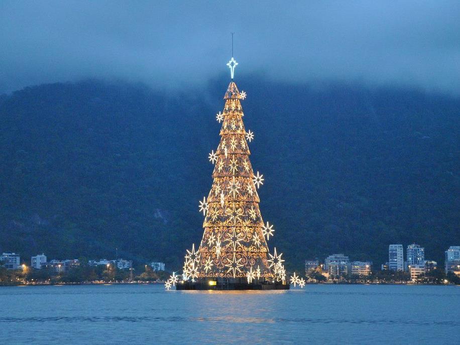 Statt Schnee gibts in Rio zu Weihnachten nur weißen Sandstrand - aber einen rießigen Christbaum.