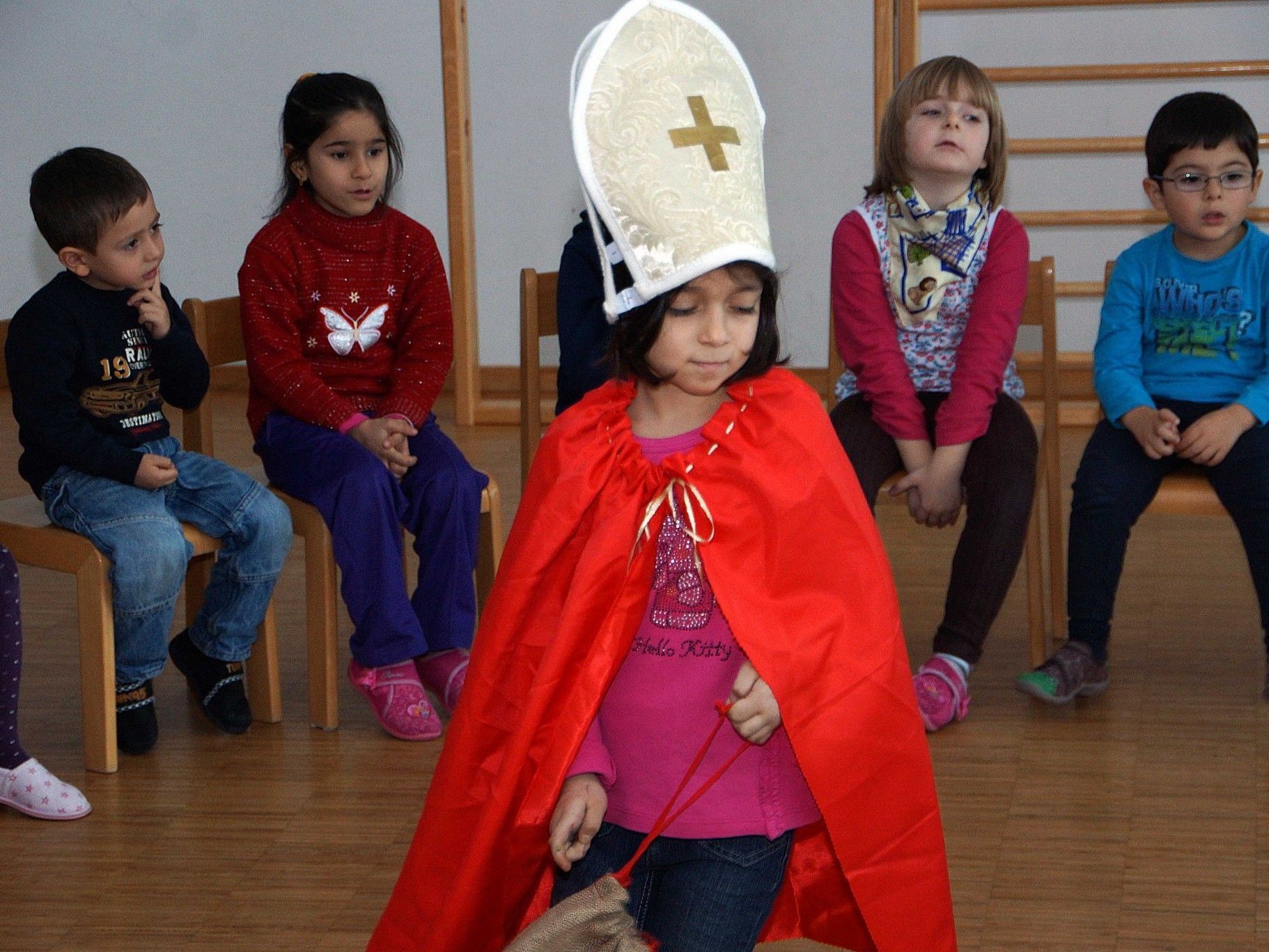 Die Legende vom St. Nikolaus wurde von den Kindern nachgespielt. Die Legende vom St. Nikolaus wurde von den Kindern nachgespielt.