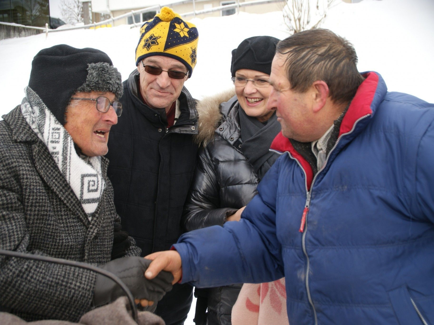 Franz-Peter Vögel begrüßt Tone Steiner und dessen Familie