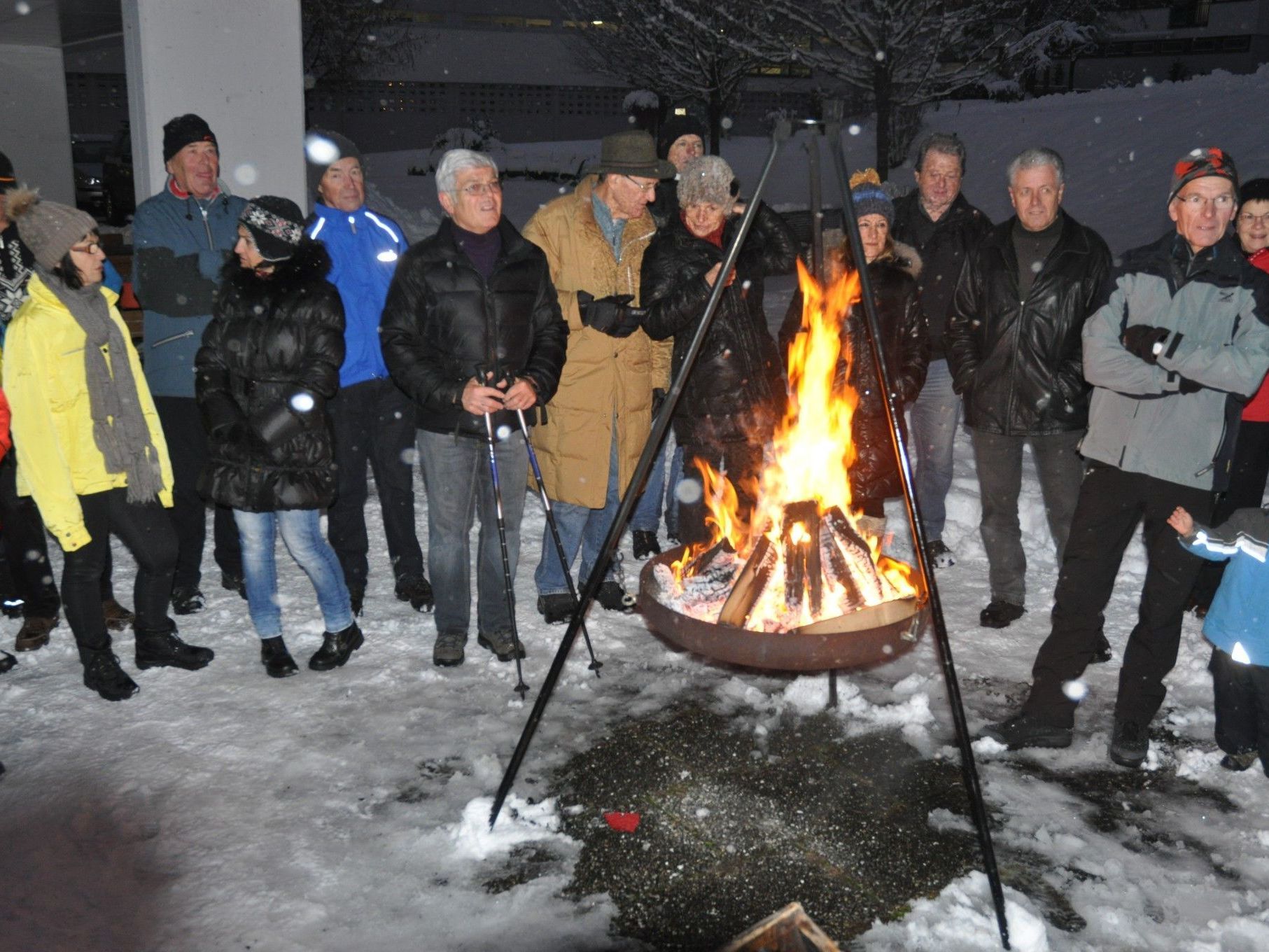Beim offenen Feuer erwärmten die vielen Wanderer Körper und Geist. Beim offenen Feuer erwärmten die vielen Wanderer Körper und Geist.