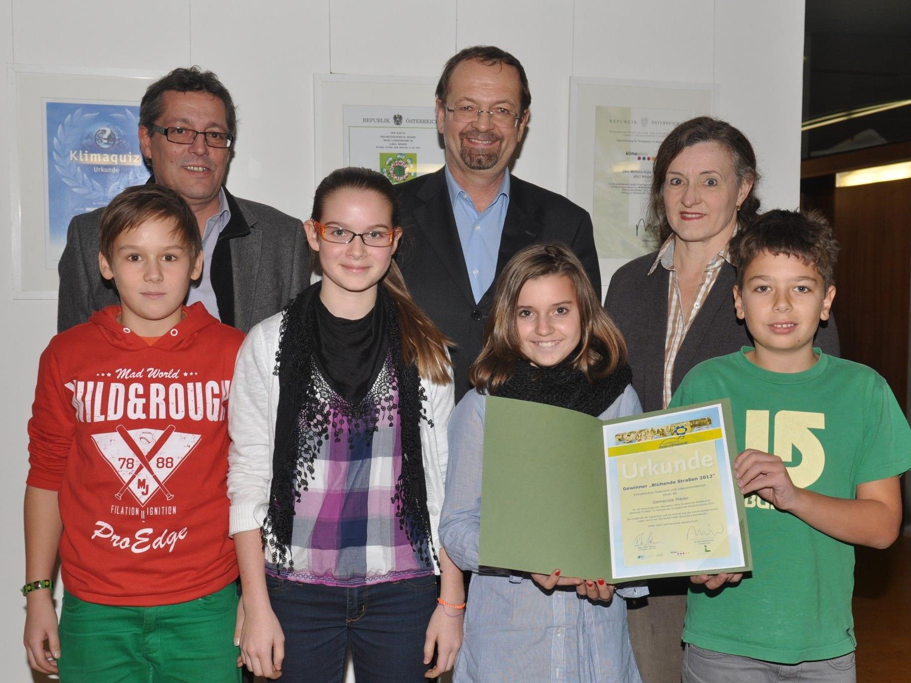 Schüler der Öko-Mittelschule übernehmen mit Dir. Manfred Martin und Bgm. Rainer Siegele den Preis von Gabriele Greußing.
