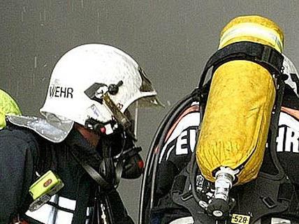 Feuerwehr-Großeinsatz bei Kellerbrand in Wiener Zinshaus