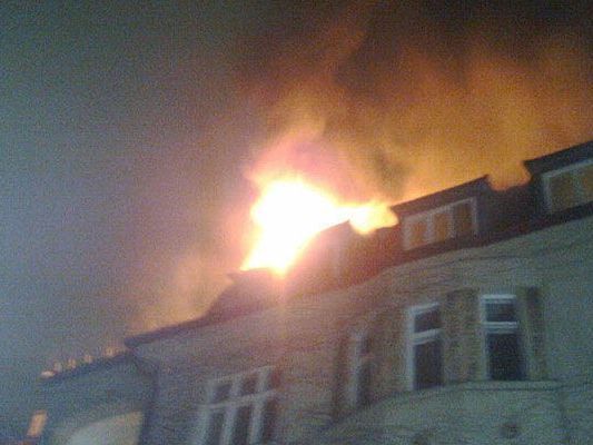 Weithin sichtbar waren die Flammen bei dem Dach-Brand in Währing Weithin sichtbar waren die Flammen bei dem Dach-Brand in Währing